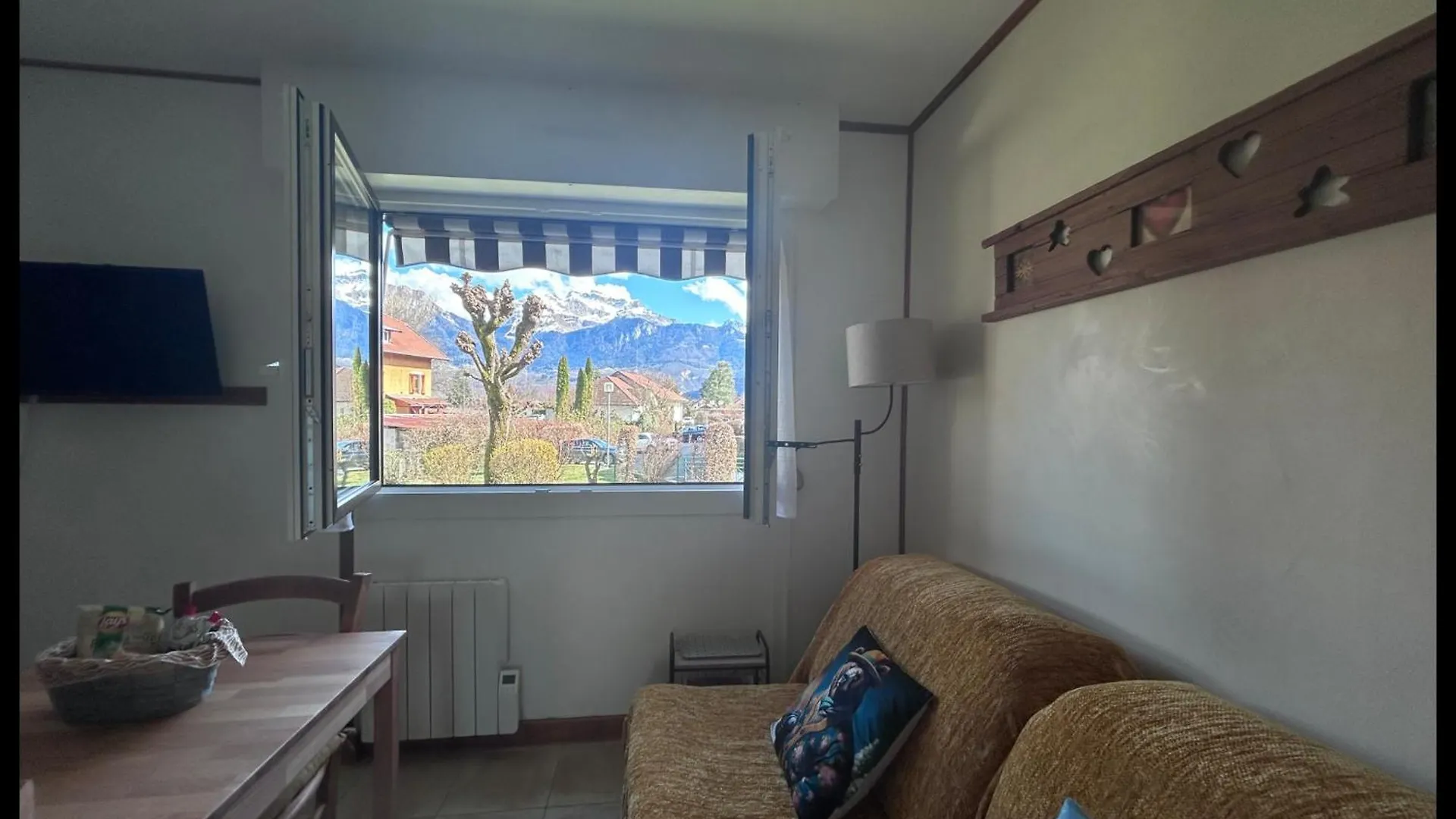 Studio Chaleureux 30M2, Entre Lac Et Montagnes, Parking Prive Gratuit, Lit Queen-Size Saint-Jorioz 0*,  France